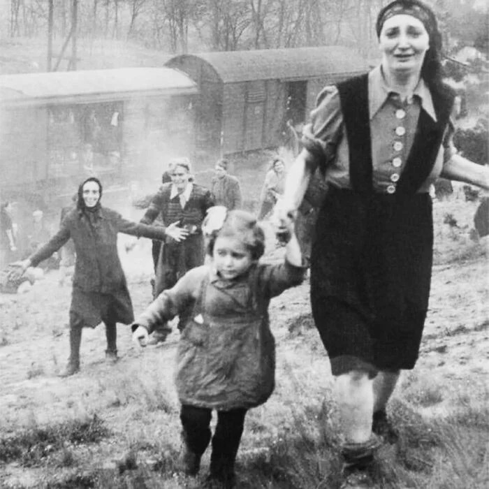 Еврейские заключенные после освобождения из поезда смерти, 1945 год