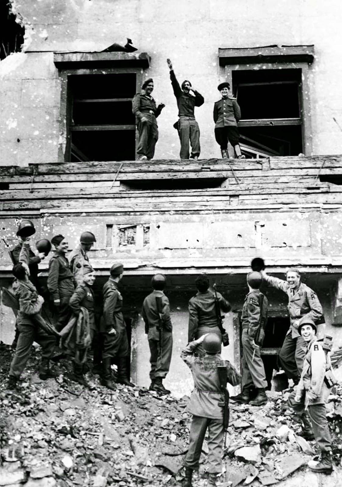 Солдаты армии союзников передразнивают Гитлера, стоя на балконе рейхсканцелярии, 1945 год
