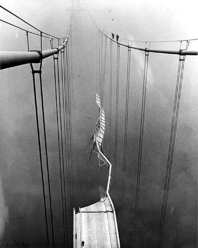 Разрушенный танцующий мост через пролив Такома, США, ноябрь 1940 года