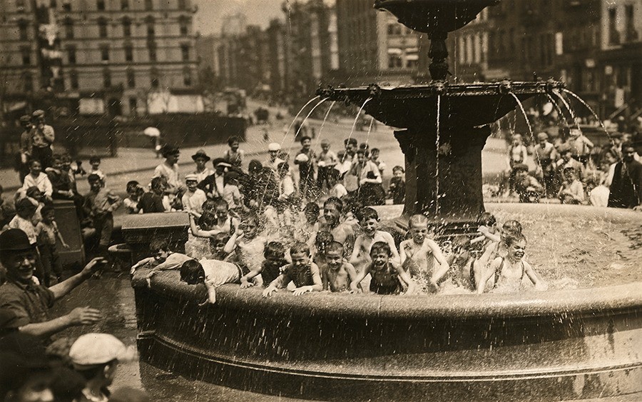 Разносчики газет прохлаждаются в фонтане, Нью-Йорк, 1916 год