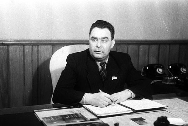 Генеральным секретарём КПСС и главой СССР становится леонид Брежнев, заменив Никиту Хрущёва