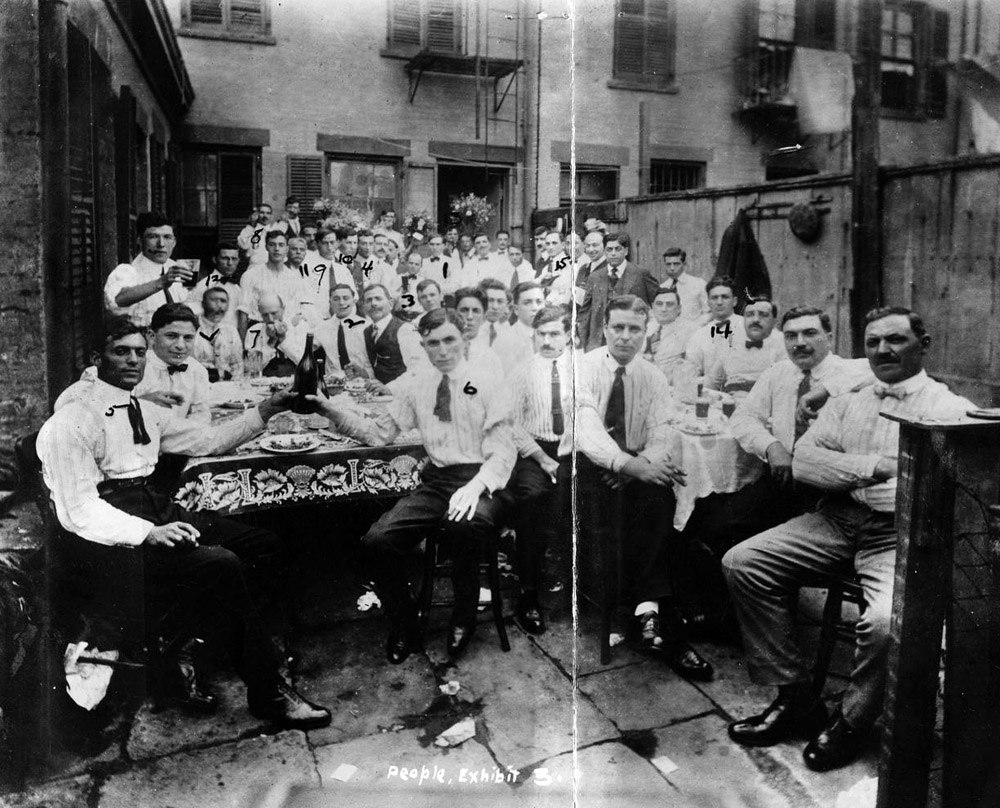 Гангстеры празднуют убийство вожака враждующей с ними банды, Нью-Йорк, 1916 год