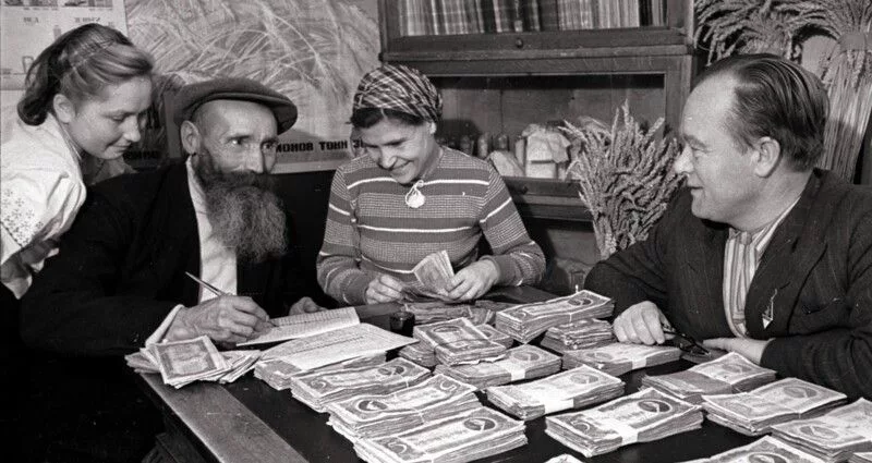 Выдача денежных выплат по отработанным трудодням. Колхоз «Красный октябрь». 1947 год