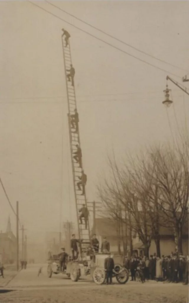 Ванкуверская пожарная команда демонстрирует свою чудо-лестницу 1910 год