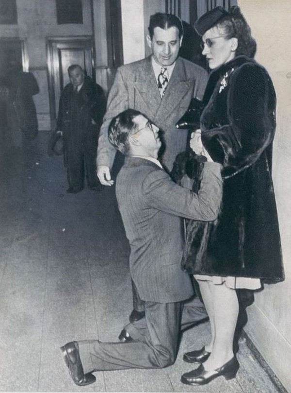 1948 год. Суд по бракоразводным процессам, США. Мужчина просит жену простить его