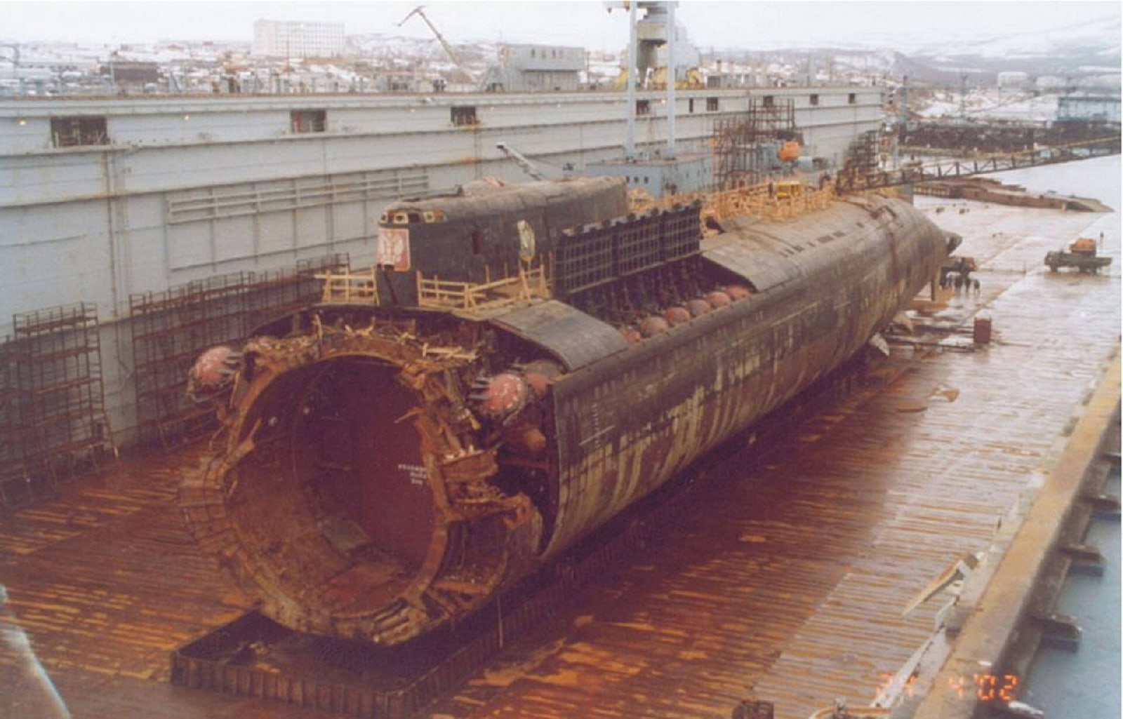 Началась операция по подъёму тел моряков с затонувшей атомной подводной лодки «Курск»