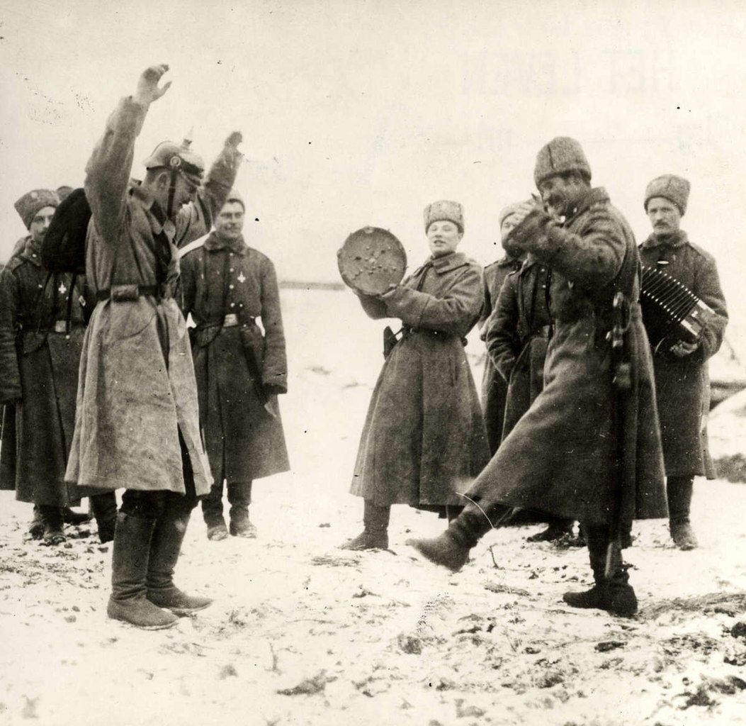 Русские солдаты учат немецкого пленного русским народным танцам, 1915 г