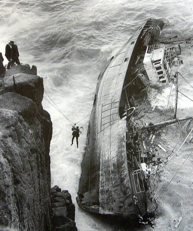 Эвакуация команды севшего на мель траулера, Англия, 1962 год.
