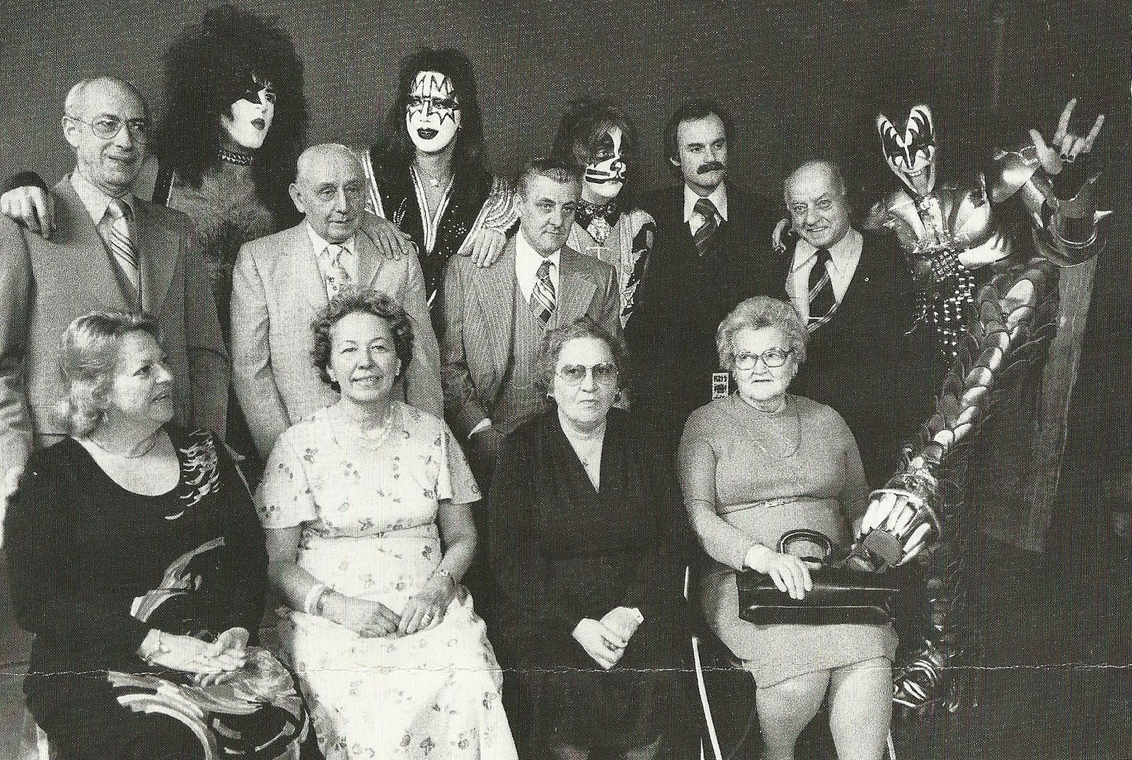 Участники группы Kiss со своими родителями, 1976 год