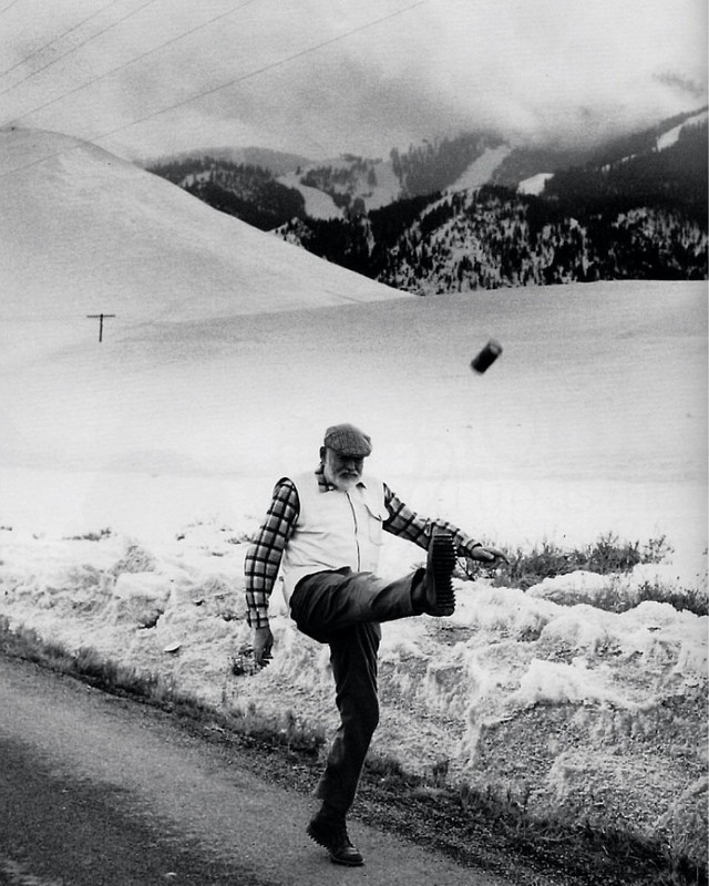 Эрнест Хемингуэй играет в футбол пивной банкой. 1959 год. США