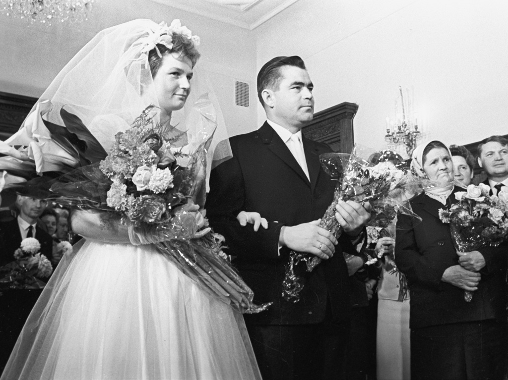 Советские космонавты Андриян Николаев и Валентина Терешкова сыграли свадьбу