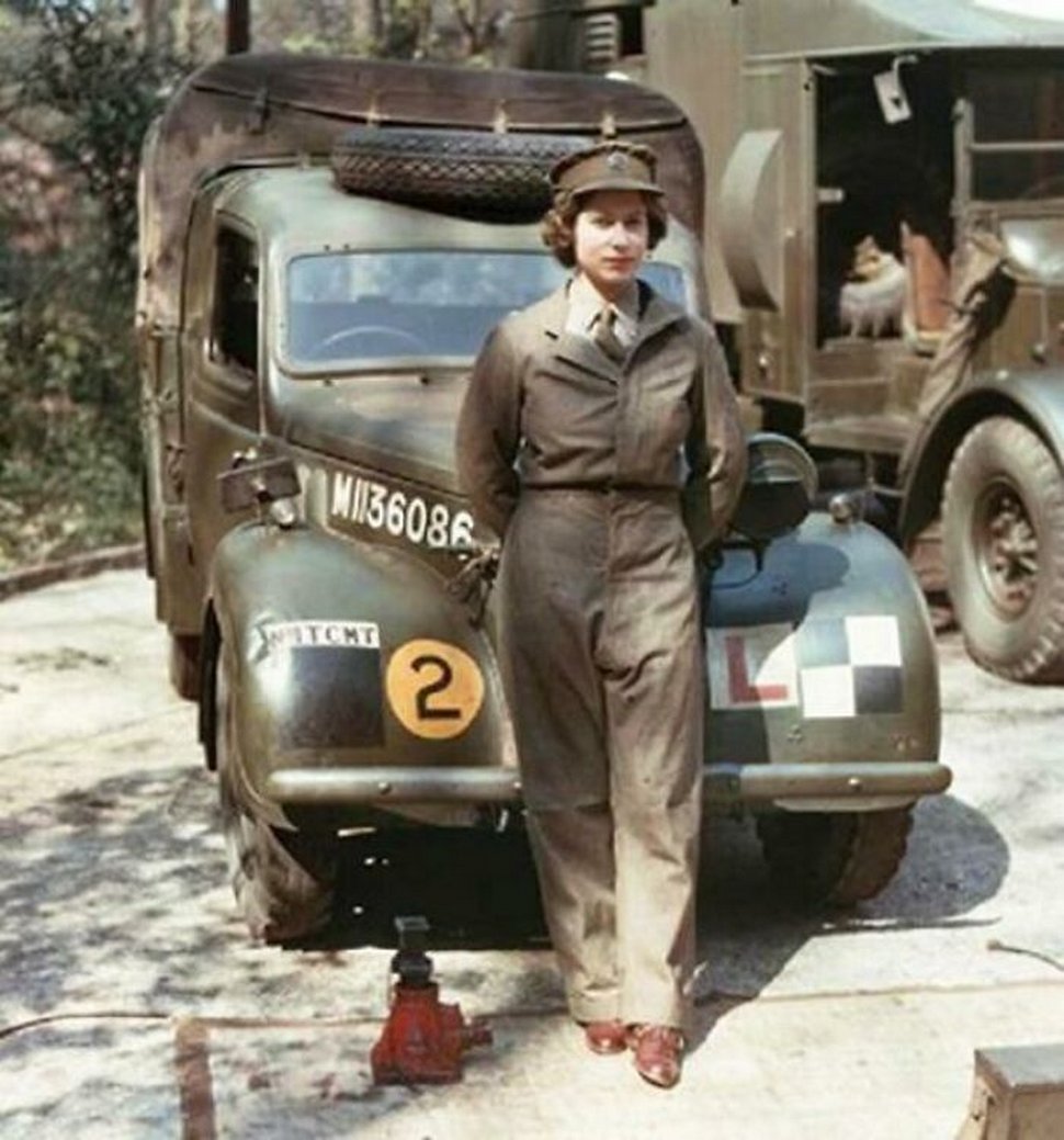 Молодая королева Елизавета II, работавшая водителем и автомехаником во время Второй мировой войны. ~1939 год.