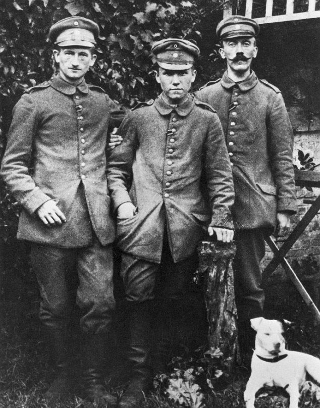 Гитлер (крайний справа) на военной службе во время первой мировой войны
