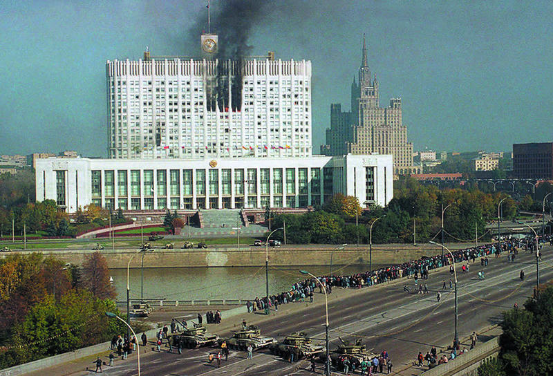 Борис Ельцин для осуществления своего указа о роспуске Верховного Совета ввёл бронетанковые войска в Москву и осуществил штурм здания парламента