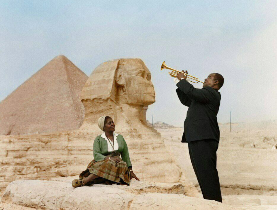 Луи Армстронг играет для своей жены. Египет, 1961 год