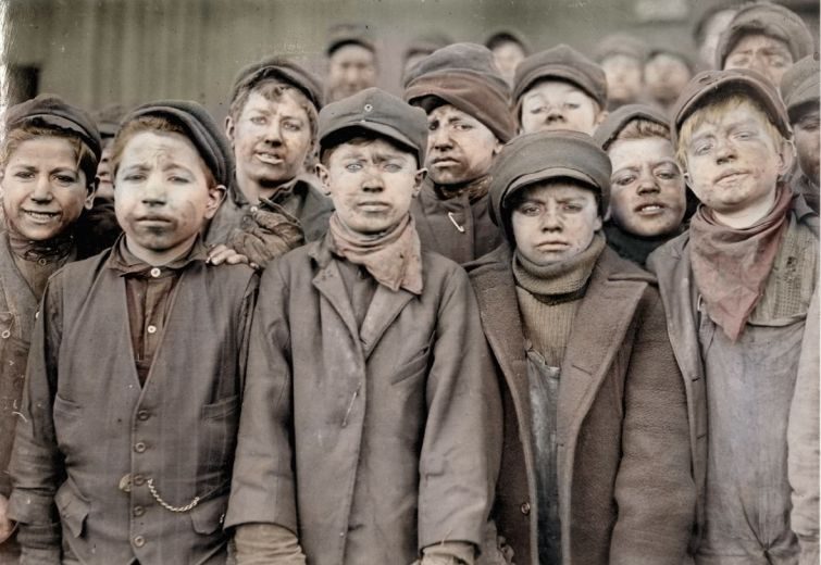 Дети, работающие сортировщиками на конвейере в угольной шахте, 1911 год