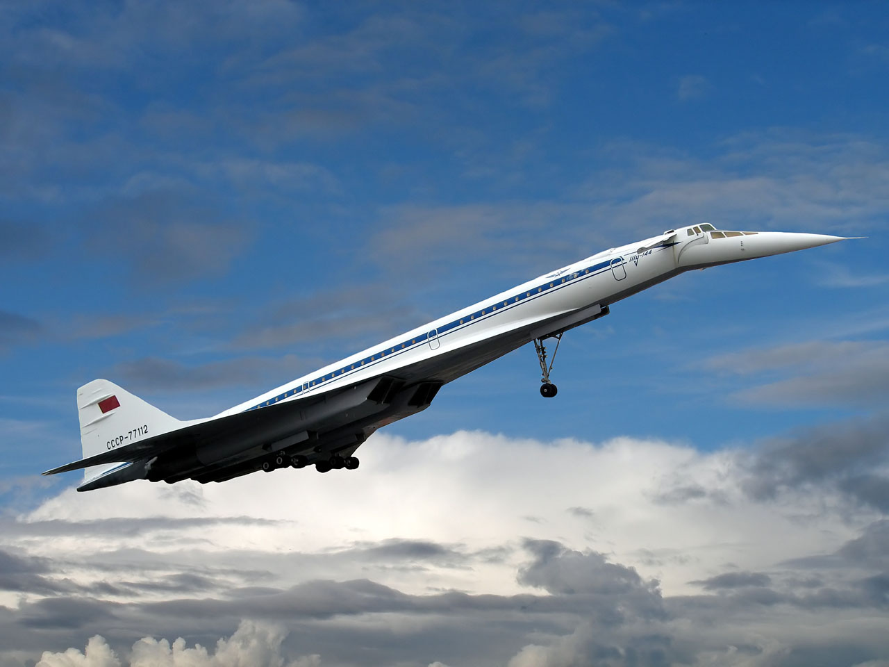 Начались пассажирские рейсы сверхзвукового пассажирского самолёта Ту-144