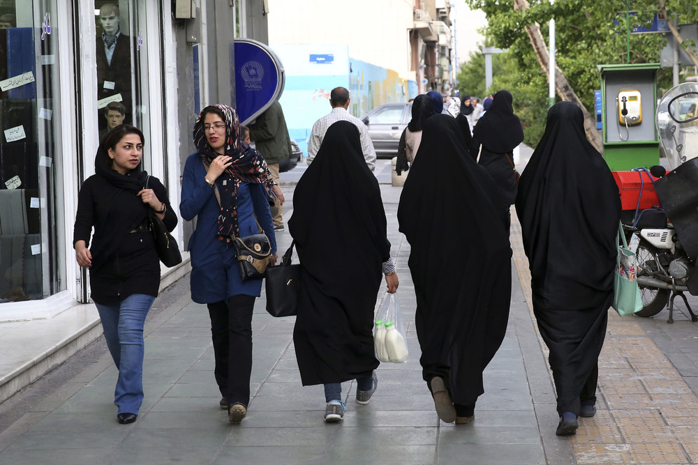 Сенат Франции одобрил закон, запрещающий женщинам носить паранджу, чадру и никаб в публичных местах
