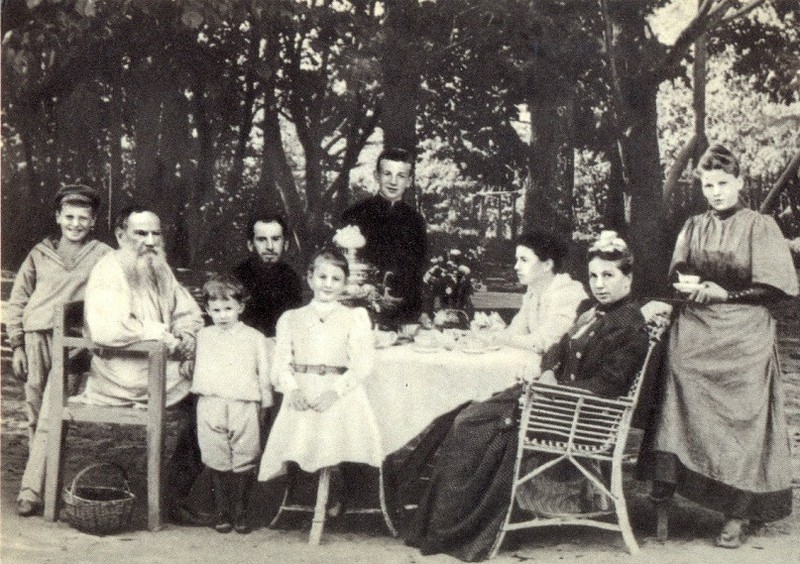 Лев Толстой с семьей за чайным столом в парке