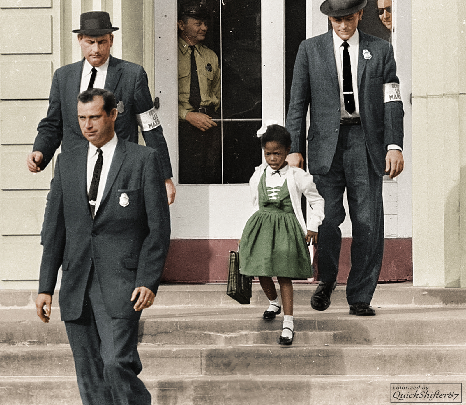 Руби Бриджес, первая афроамериканка из южных штатов, посещавшая школу для белых детей, отправляется на учебу под охраной федеральных маршалов. 1960 год.