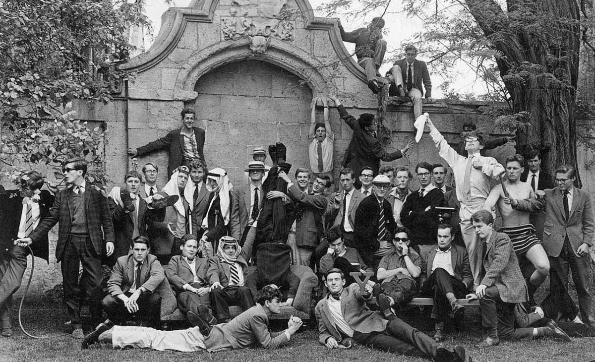 Члены Оксфордского университетского лодочного клуба позируют фотографу, начало 1960-х годов (Стивен Хокинг с платком)