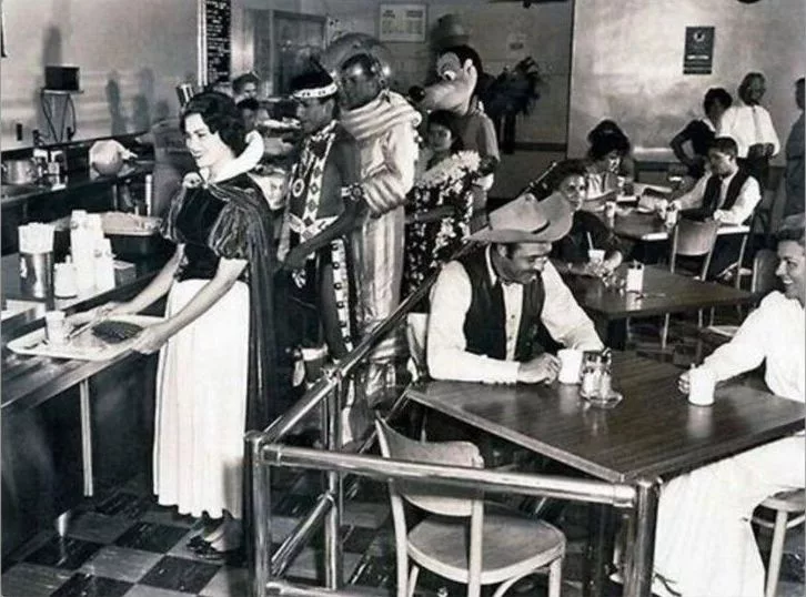 Сотрудники Диснейлэнда на перерыве. 1961 год