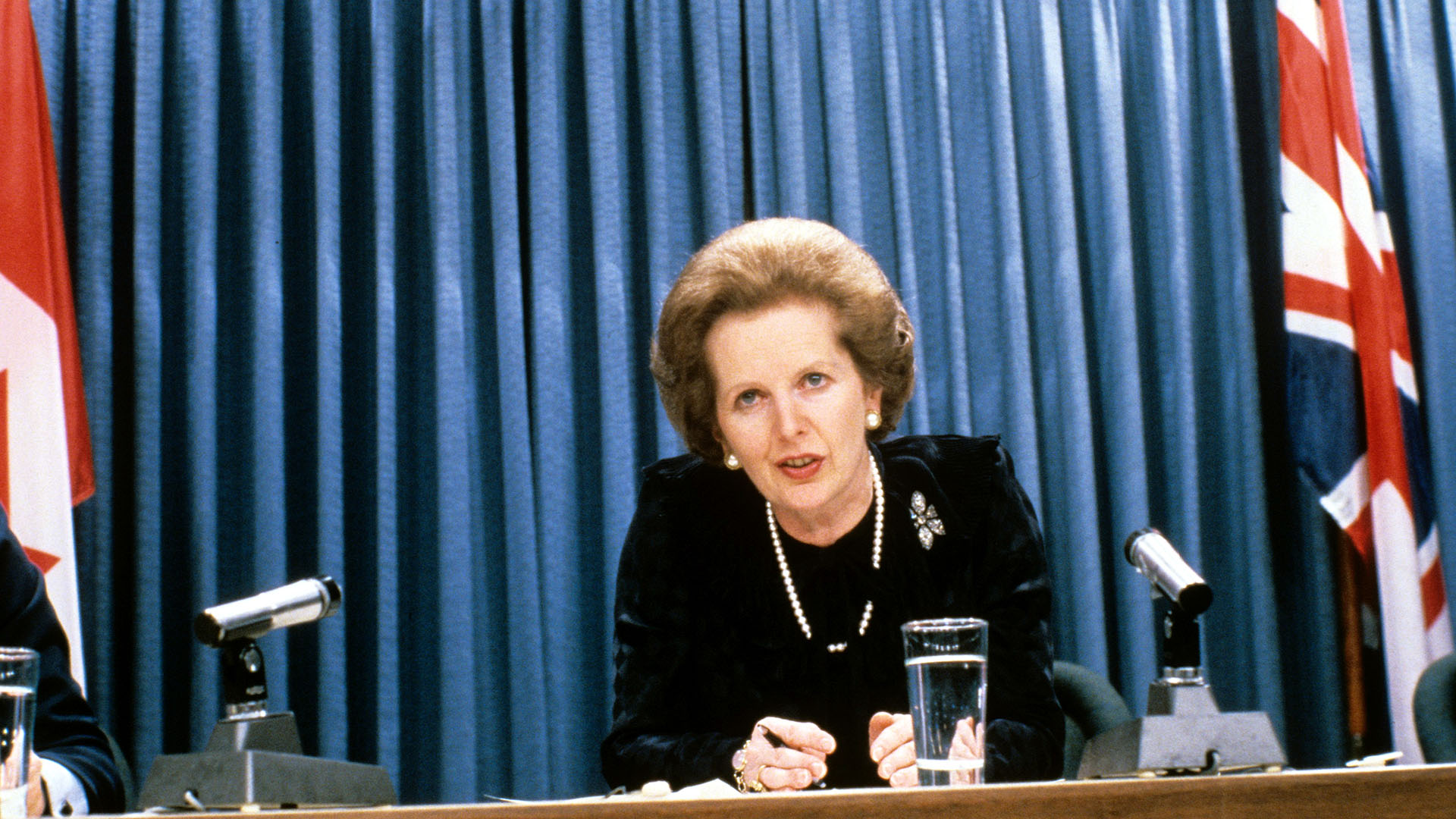Премьер-министр Великобритании Маргарет Тэтчер объявила о своей отставке
