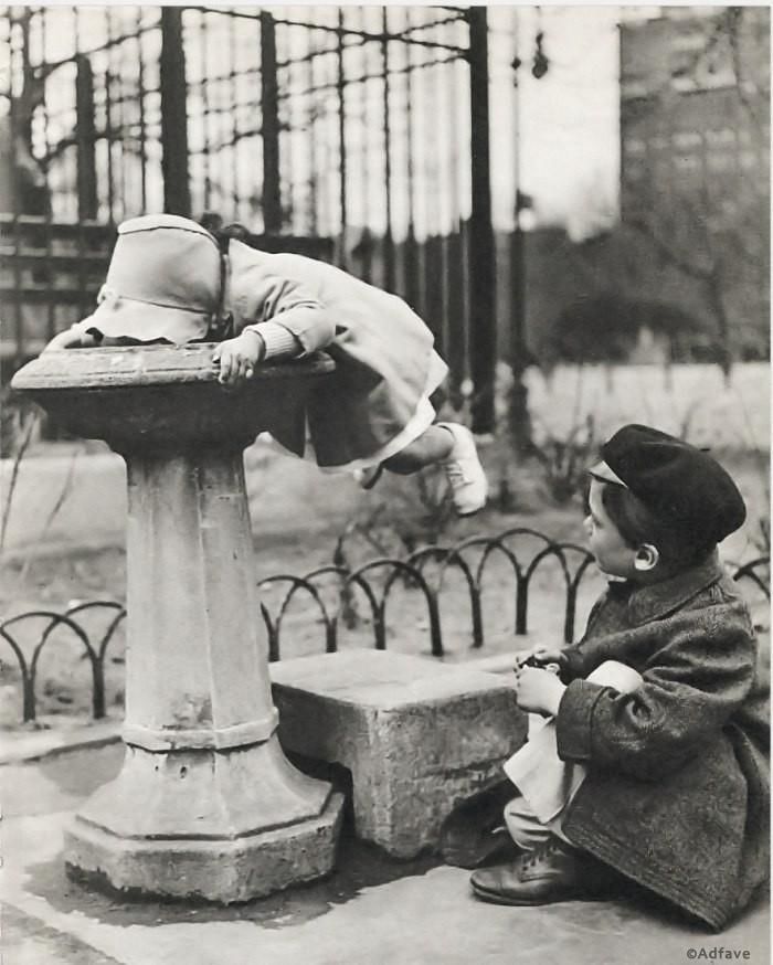 У питьевого фонтанчика, Нью–Йорк, США, 1930-е