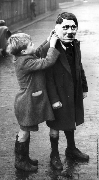 Дети примеряют маску Адольфа Гитлера. Лондон, 1938 г.