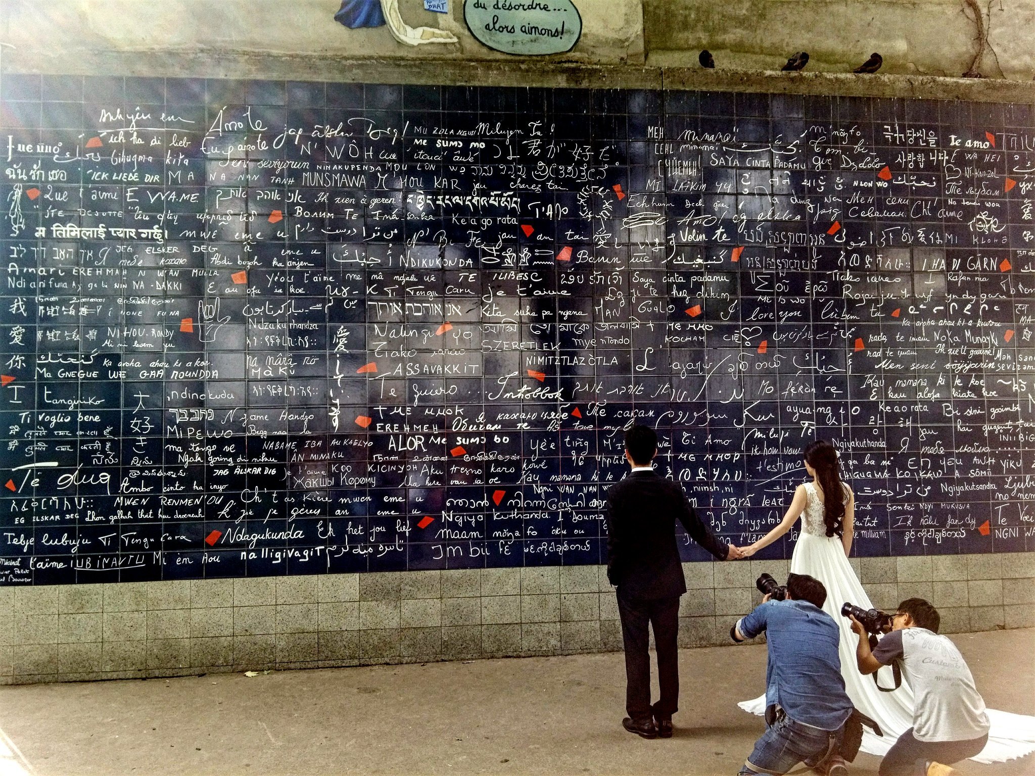 В Париже на Монмартре открылась «Стена любви»