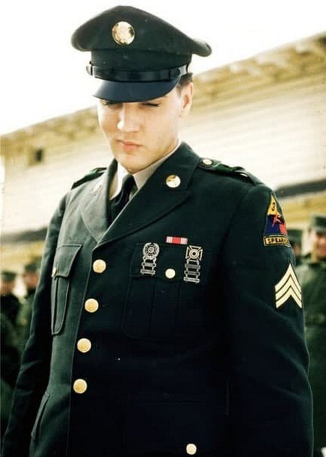 Элвис на военной базе в Германии во время прохождения службы, 1960 год.