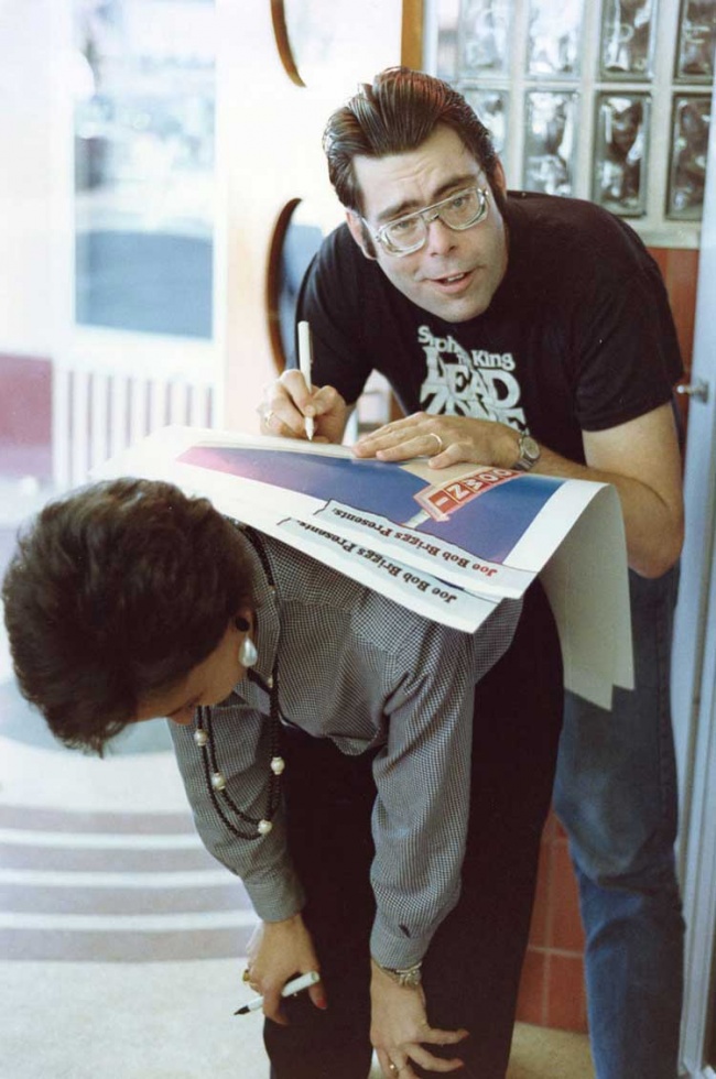 Стивен Кинг подписывает плакат фанату, 1985 г.
