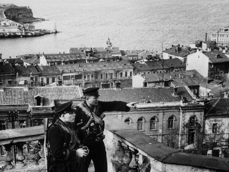 Началась оборона города Севастополя и главной военно-морской базы Черноморского флота, продолжавшаяся 250 дней