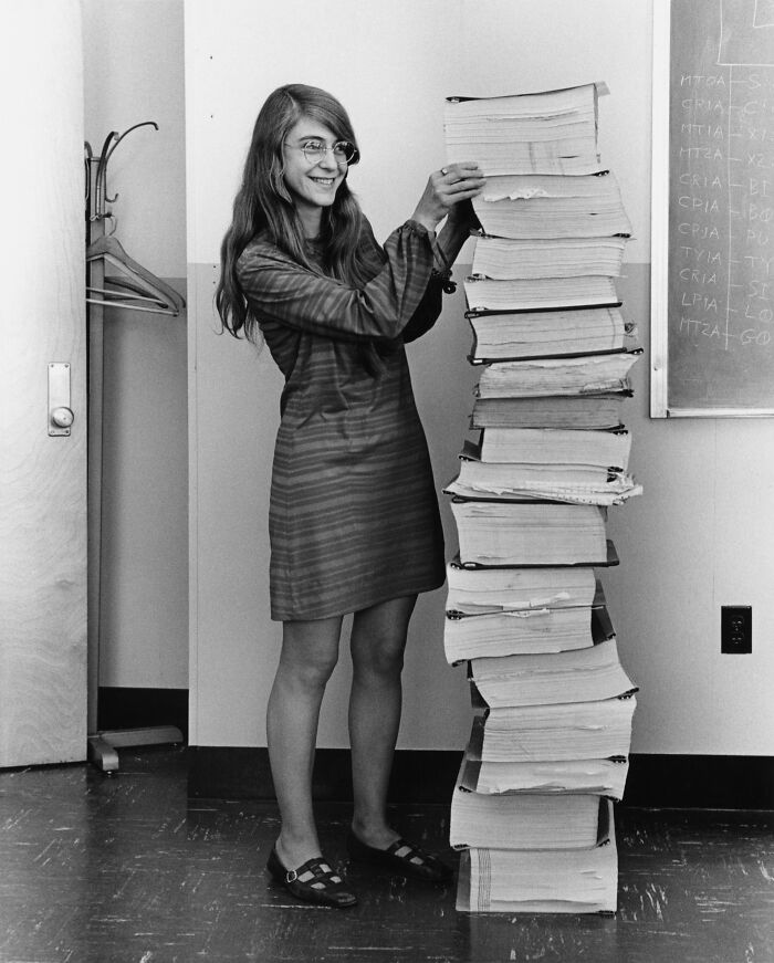 Маргарет Гамильтон и тома навигационного программного обеспечения, написанного её и её коллегами для проекта «Аполлон», 1969 год
