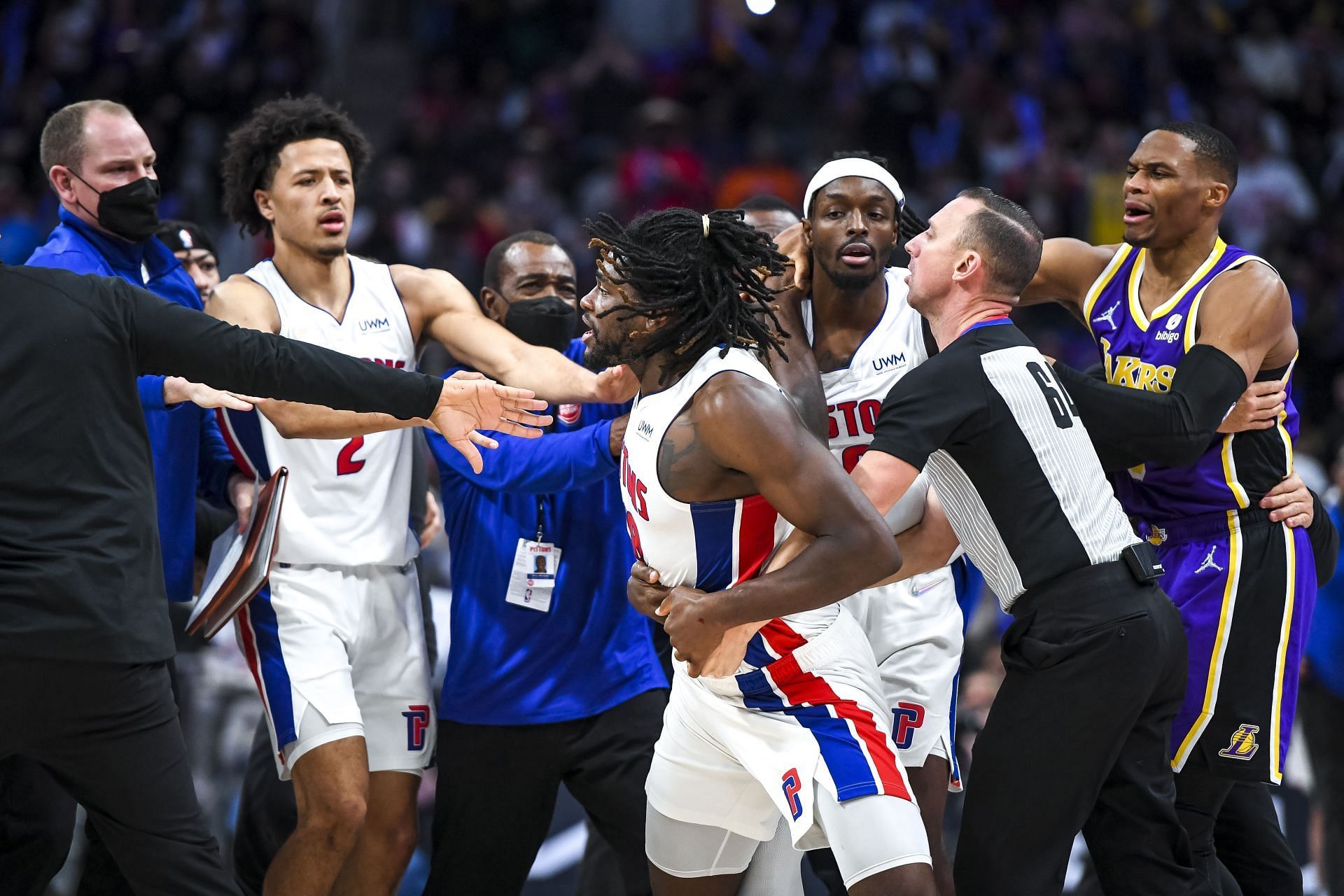 Произошла самая большая драка в истории американского спорта между клубами НБА «Детройт Пистонс» и «Индиана Пэйсерс»