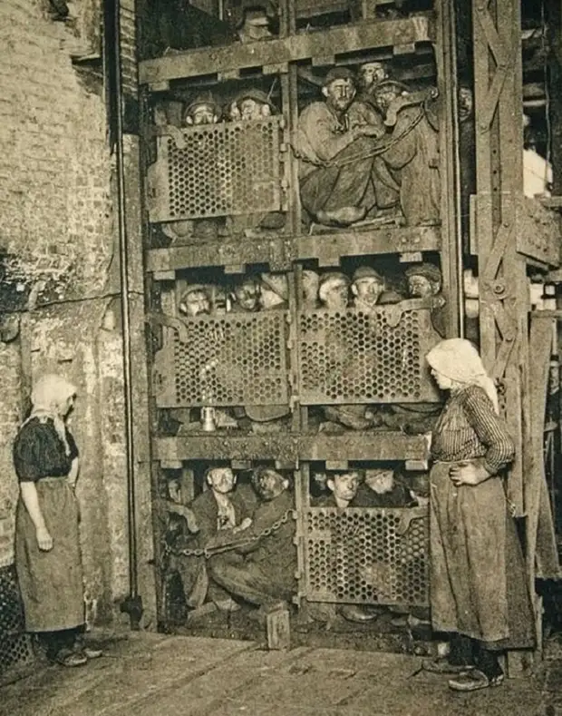 Бельгийские шахтеры спускаются с помощью лифта в шахту, 1900 год