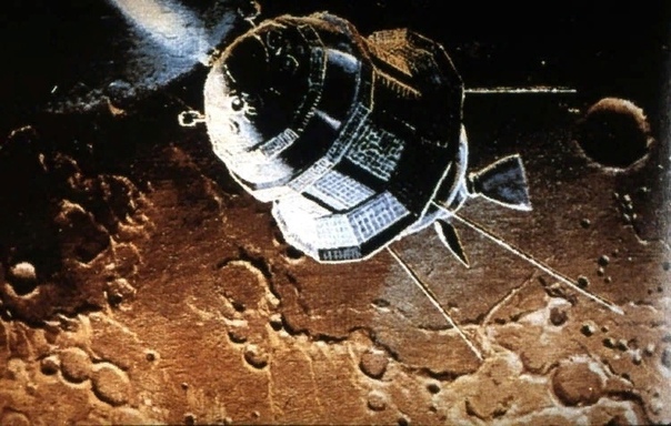 Советский космический аппарат «Луна-3» впервые совершил облёт Луны