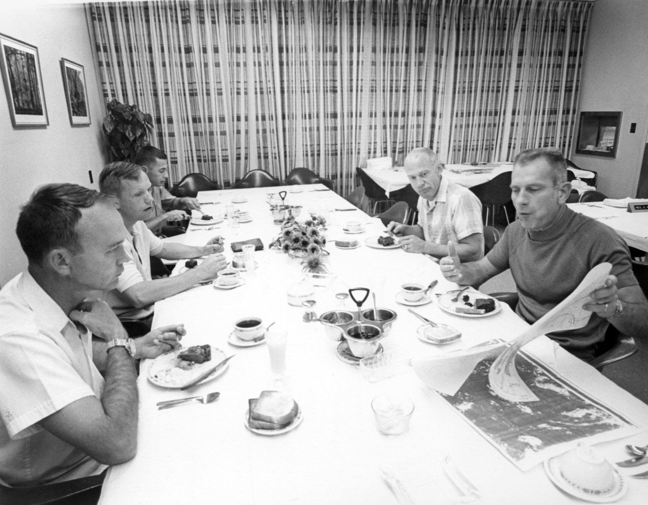 Экипаж космического шаттла Аполлон-11 наслаждается традиционным завтраком