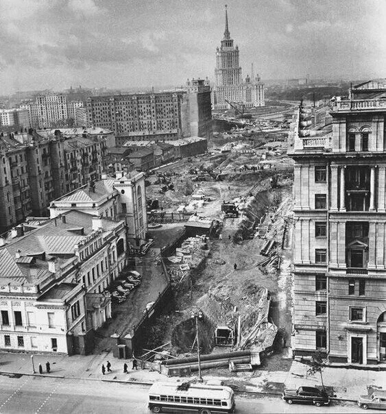 В Москве прорубают проспект Калинина, ныне Новый Арбат. 1963 год