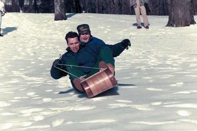 Арнольд Шварценеггер и Джордж Буш-младший спускаются с горы на санках, 1991 год