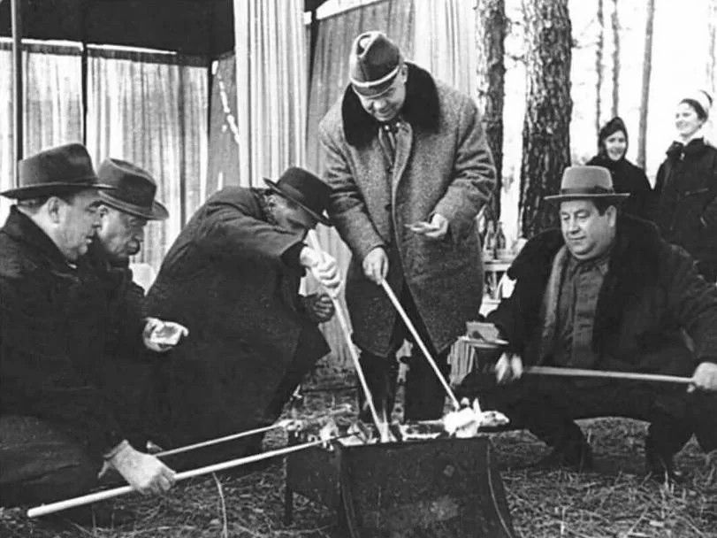 Леонид Брежнев вместе с соратниками жарят хлеб и сало на костре. 1976 год