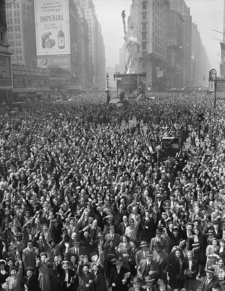 Толпа на Таймс-сквер в Нью-Йорке празднует капитуляцию Германии, 1945 год