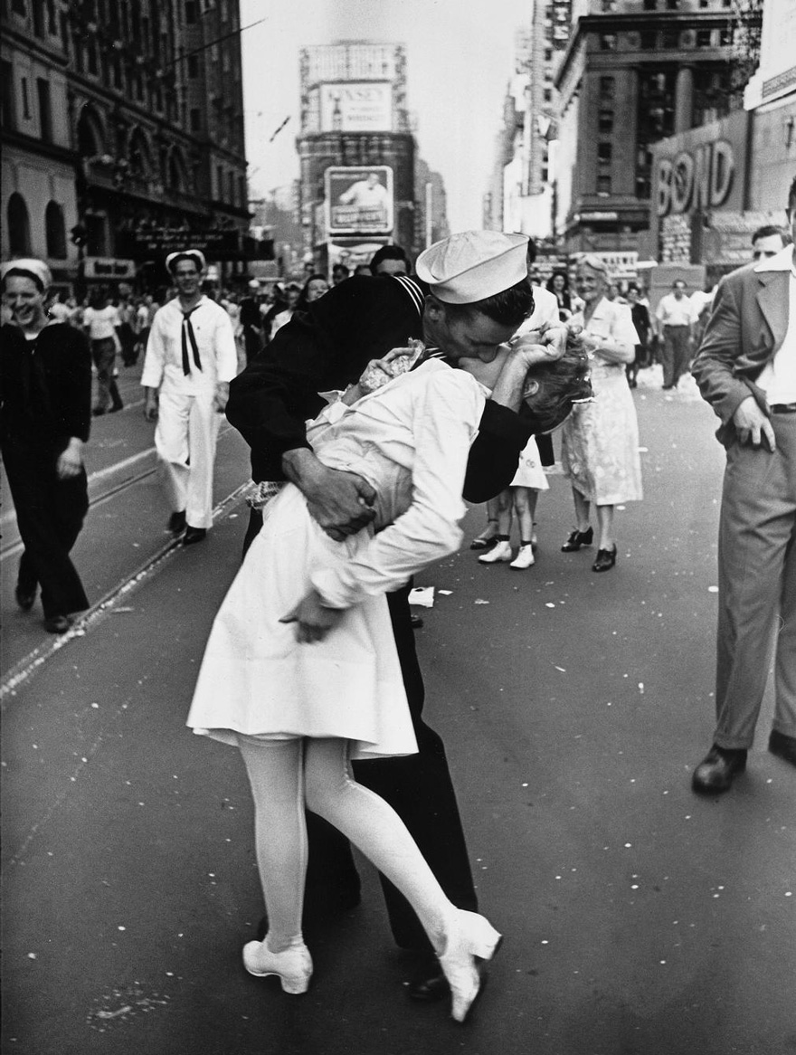 Моряк целует медсестру на Таймс-сквере в Нью-Йорке. Это фото символизирует окончание Второй мировой войны, 1945