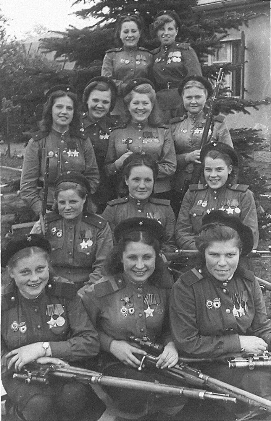 Женщины-снайперы из советской 3-й наступательной армии в Германии, 4 мая 1945 года