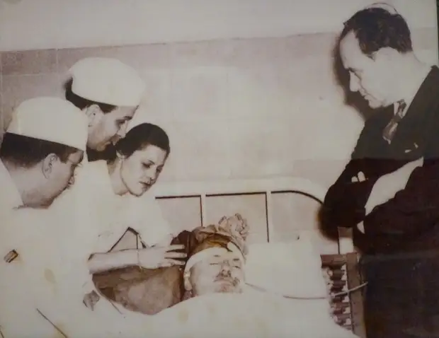Лев Троцкий в больнице г. Мехико после покушения