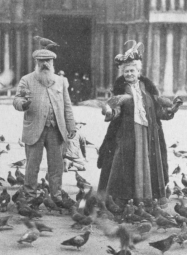 Клод Моне кормит голубей со своей женой. Венеция, 1908 год