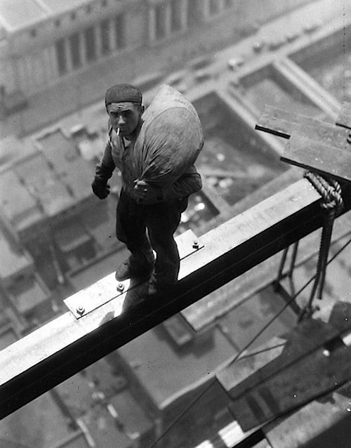 Рабочий на стройке здания на Уолл-стрит, 1930