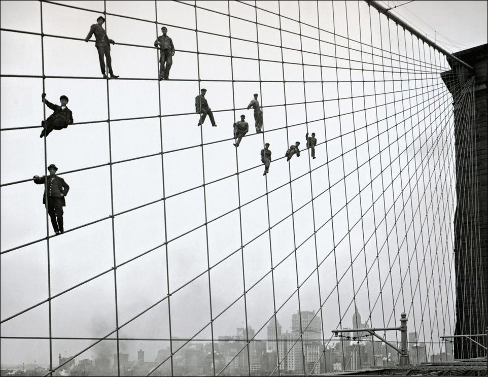Рабочие, занятые покраской Бруклинского моста, позируют на его тросах для фотографа. 1914 год