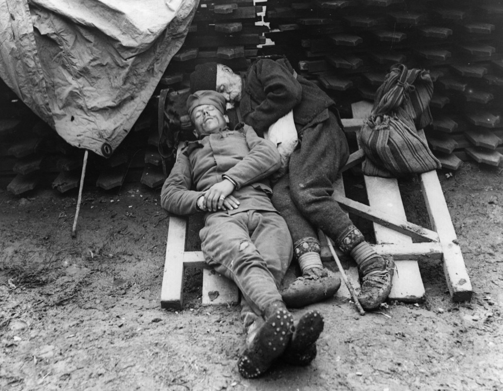 Сербский солдат спит рядом со своим отцом, который пришел, чтобы навестить его на передовой под Белградом. ~1914 год.