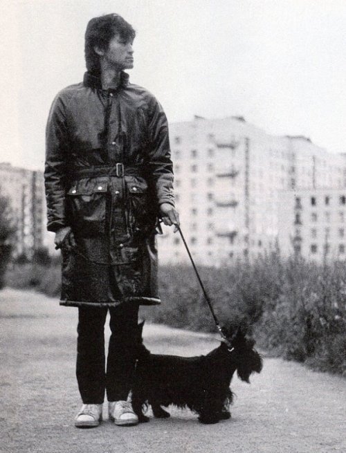 Виктор Цой со своим псом Билом во время прогулки, 1985 год